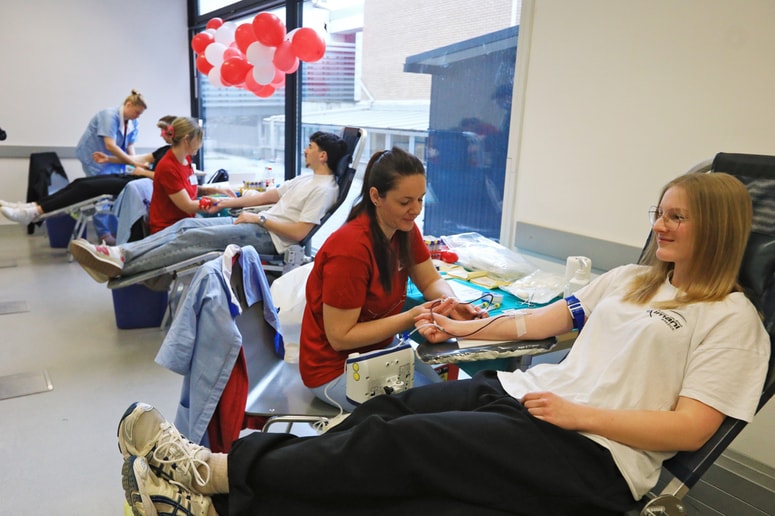 Študentka psihologije Iva Arih (prva desno) je kri darovala drugič, ob tem pa dejala: "Mislim, da bom še prišla. Če imamo možnost, zakaj ne bi pomagali drugim."  