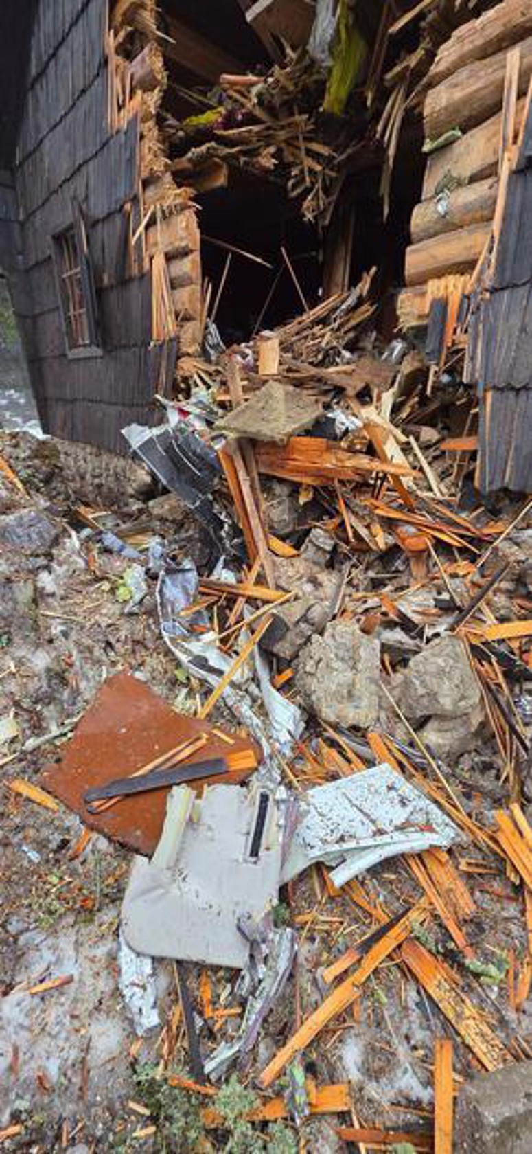 Koča, v katero je trčilo letalo. 