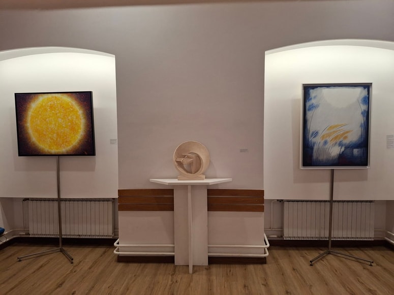 Izbrani umetniki na razstavi izražajo zaupanje v prevlado svetlobe ali vsaj slutnjo in hrepenenje po njej, v spremljajočem katalogu ugotavlja prof. dr. Milček Komelj.