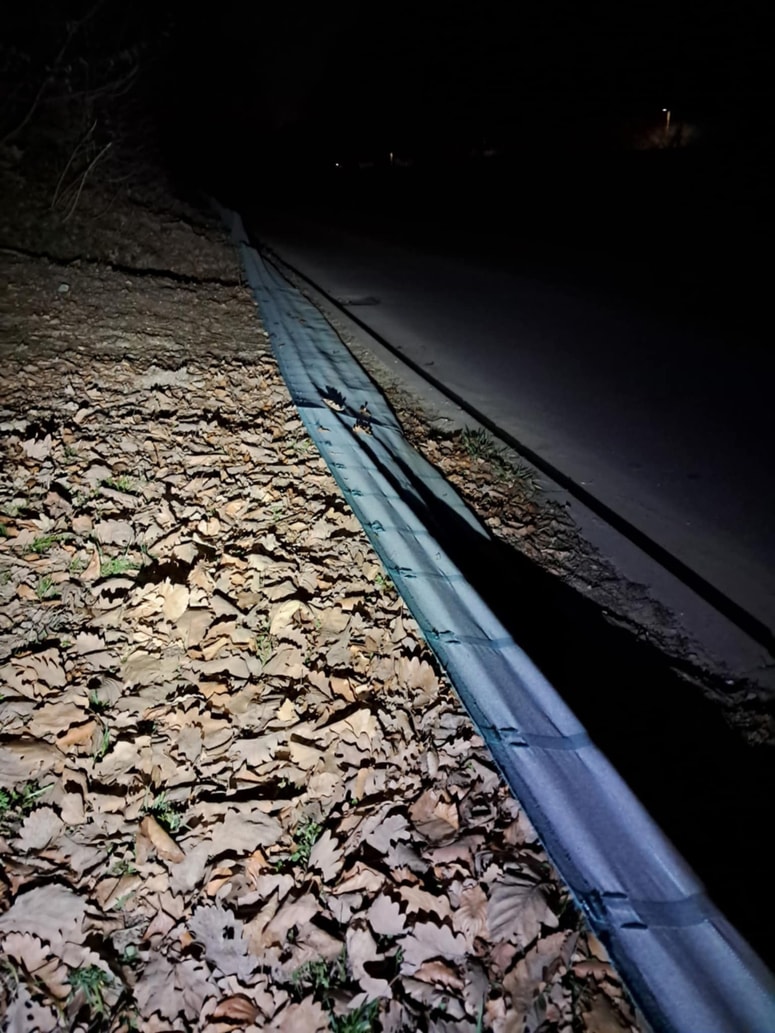 Downhill kolesarji so se odločili, da imajo prednost, in so zato podrli ograjo. 