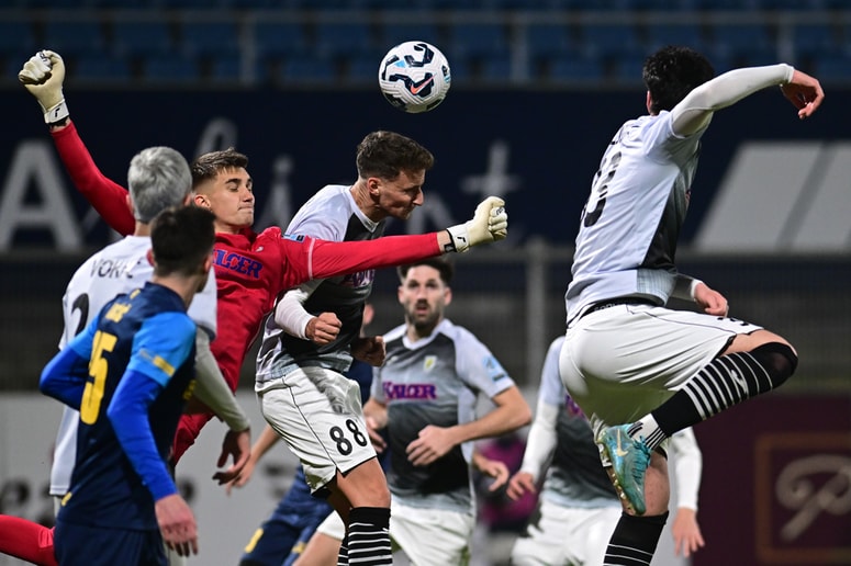 Fotografija je z ene od prejšnjih tekem Radomelj.