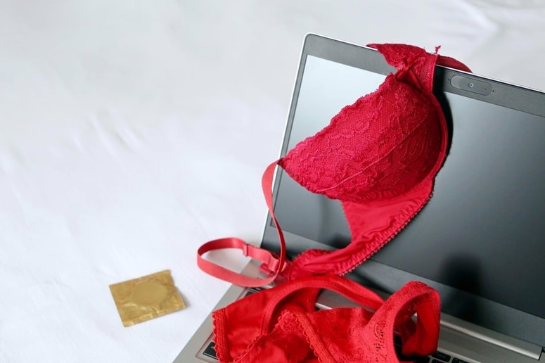 Ena od žensk je poročala, da je začela prodajati rabljeno spodnje perilo in izvajati telefonski seks z neznanci.