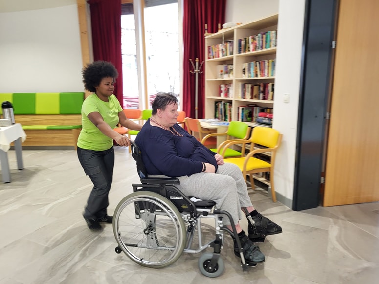 Že tri leta v domu na Prevaljah dela Hely z Madagaskarja. 

 