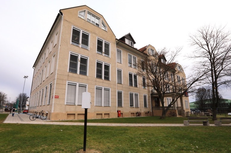 Na OŠ Mladika danes dopoldne policisti. 