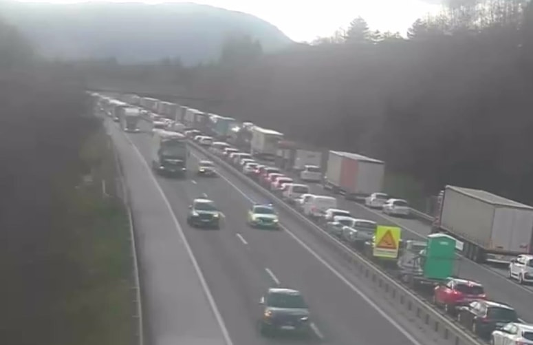 Zastoj na štajerski avtocesti zaradi prometne nesreče