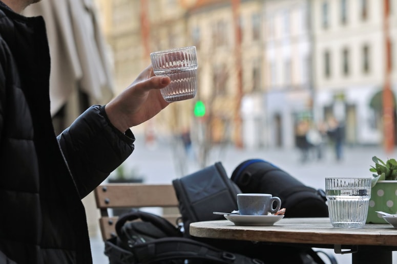 Strokovnjaki svetujejo, da si prvo kavo privoščite šele 60 do 90 minut po tem, ko vstanete.