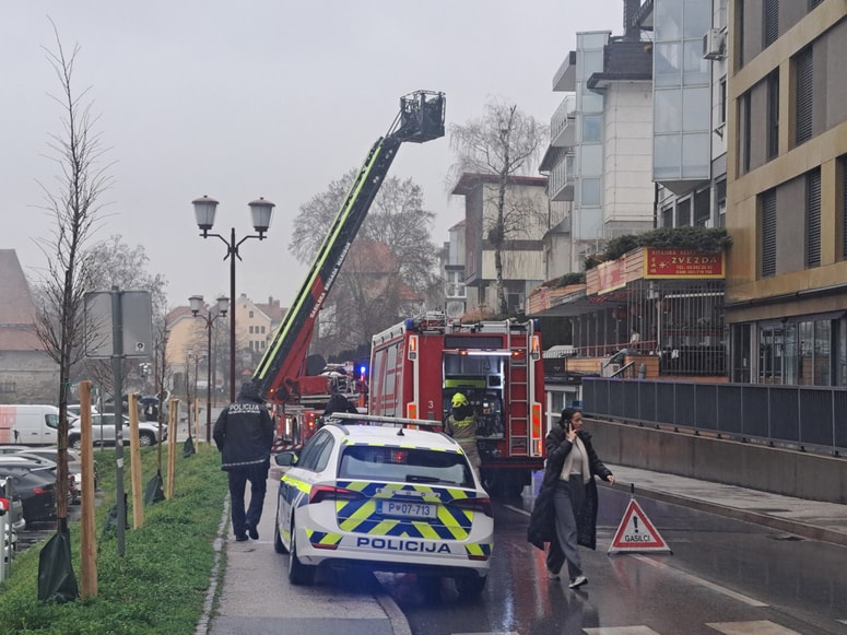 Glavna fotografija članka:(FOTO in VIDEO) Požar na Lentu: Zagorelo je v kleti gostilne, ogenj se je po dimniku razširil na streho objekta