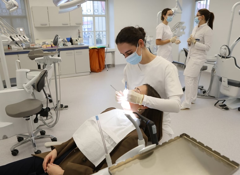"Velik poudarek je na pridobivanju kliničnih izkušenj že v zgodnjih letih. To nam omogoča, da res pridobimo ročne spretnosti," je povedala študentka Kim Baruca (na stomatološkem stolu). 