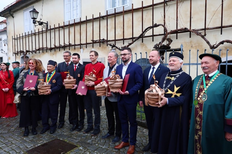Letošnji prejemniki cepičev najstarejše trte in drugi gostje.