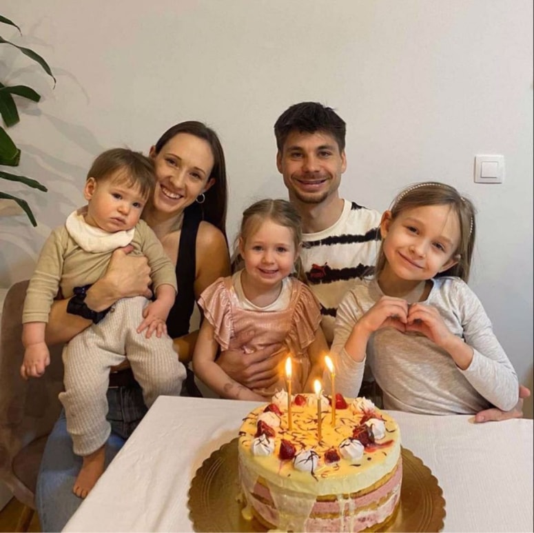 Družina Gregorja Sikoška z rojstnodnevno torto. 