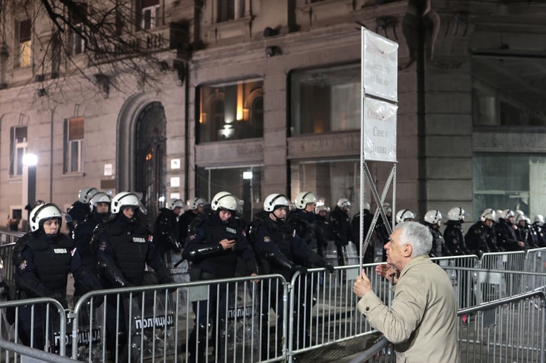 Glavna fotografija članka:(FOTO) Pripadnik posebne enote srbske policije: V Beogradu je bilo v soboto v pripravljenosti več zvočnih topov
