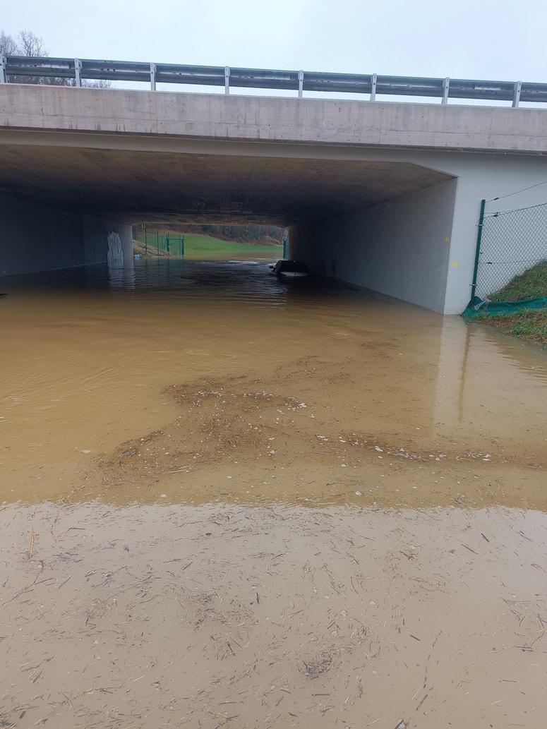 Vozilo v poplavljenem servisnem podvozu avtocestnega odseka Ivančna Gorica - Bič. 