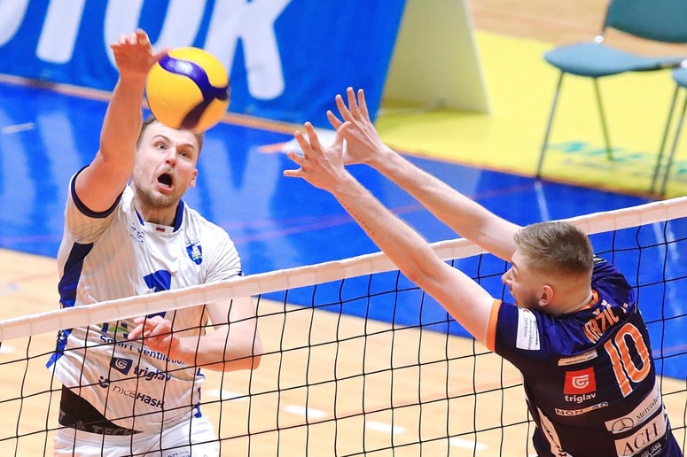 Miha Cafuta (levo) skuša prelisičiti Janža Janeza Kržiča, še lani igralca mariborskega kluba. 