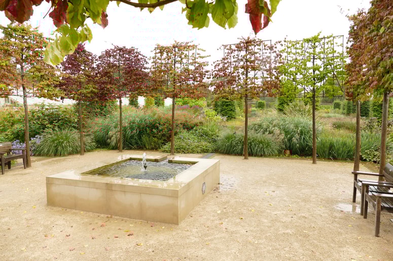 Glavna fotografija članka:Ureditev okolice: Kako izberemo funkcionalno osvetlitev in vodni motiv na vrtu