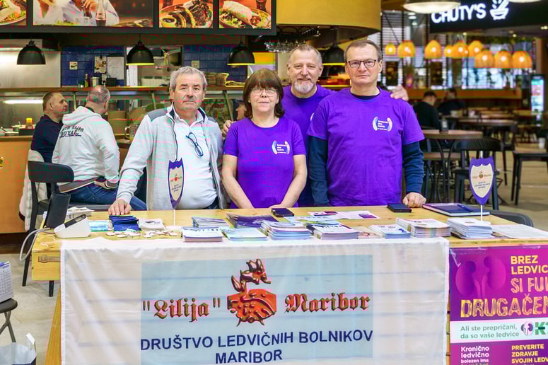 Prostovoljci pri stojnici Društva ledvičnih bolnikov Lilija Maribor.