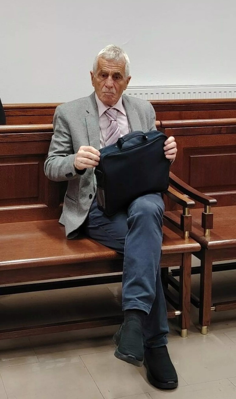 Upokojeni kirurg Branko Breznikar je bil obsojen na pogojno kazen eno leto in štiri mesece zapora. V zapor mu ne bo treba, če v dveh letih ne bo storil novega kaznivega dejanja. 