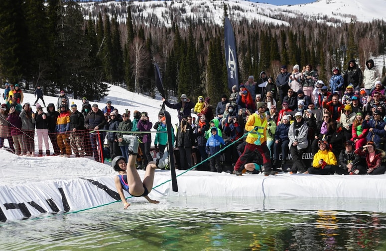 Ski splash zabave ponujajo nepozabne padce in epske skoke čez bazen na smučišču. Fotografija je simbolična.