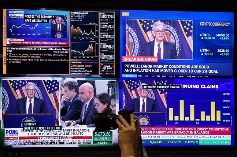 Spremljanje novinarske konference predsednika Feda