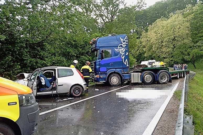 Tragična nesreča, zaradi katere so sodili hrvaškemu šoferju tovornjaka, se je na cesti pri Dolnji Bitnji. V njej je umrl 36-letni domačin. 
