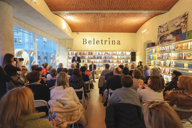 Prvo obletnico so praznovali preteklo sredo, ob tej priložnosti pa so v goste povabili pisateljico in novinarko Vesno Milek, ki je v pogovoru s Čandrom v povsem polni prodajalni na Grajskem trgu predstavljala svoj najnovejši roman Kleopatra: Naj se zgodi.