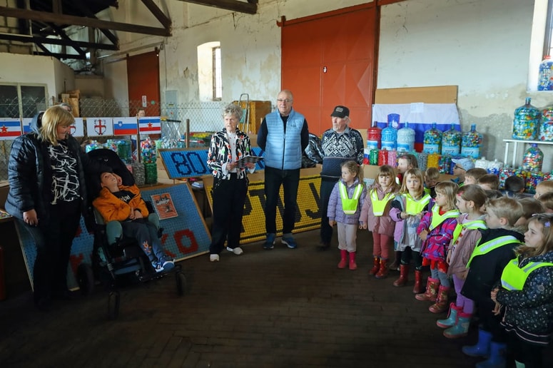 Na odvoz zamaškov je prišel nekdanji smučar Jure Franko, na dogodku pa so zapeli tudi otroci iz vrtca. 