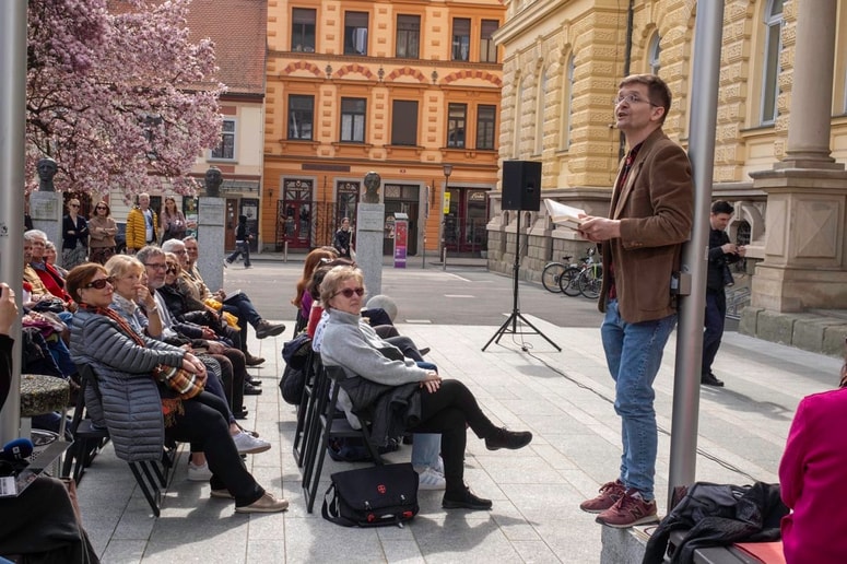 Danes bo pred zgradbo rektorata Univerze v Mariboru ob 12. uri na Slomškovem trgu že trinajsta prireditev Poezija povezuje.