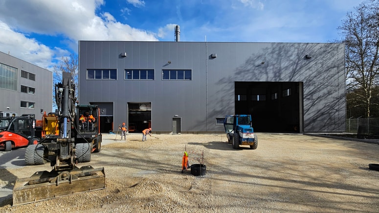 Kotlovnica na lesno biomaso predstavlja simbol prehoda v bolj zeleno in stabilno energetsko prihodnost. 