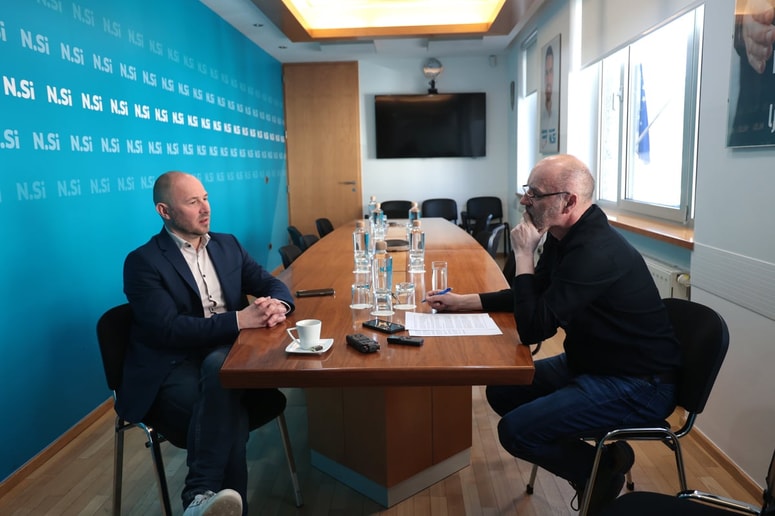 Jernej Vrtovec in novinar Večera Tomaž Ranc med intervjujem.