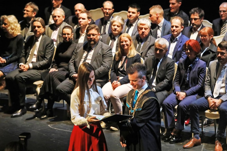 Glavna fotografija članka:(FOTO) Fakulteta za strojništvo podelila 167 diplomskih listin na slavnostni prireditvi v SNG Maribor