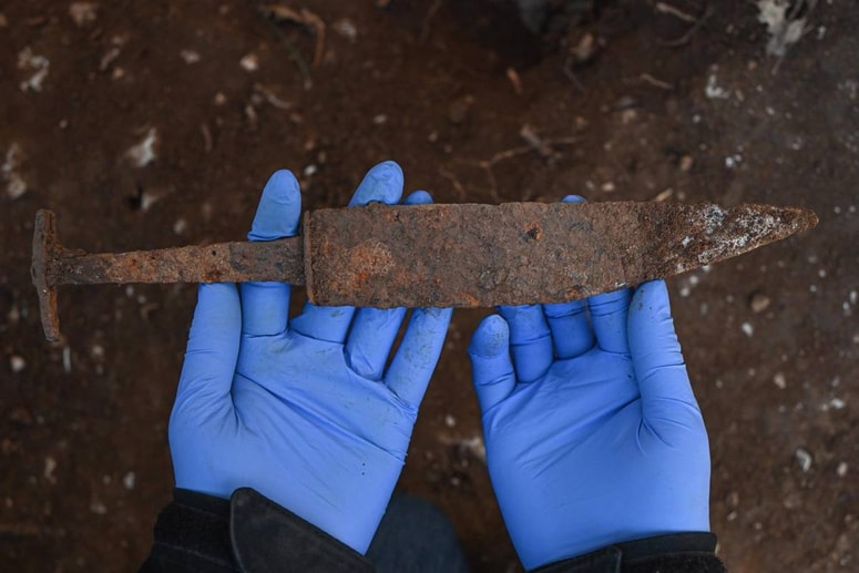 Železne bojne nože, dolžine okrog 30 centimetrov, so uporabljali v pozni rimski dobi.
