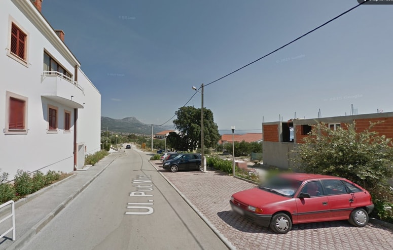 V sosedskem sporu hudo poškodovani. 