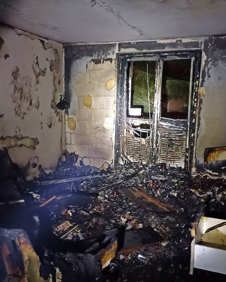 Glavna fotografija članka:(FOTO) Ko so prišli gasilci, je moški stal pri odprtem oknu