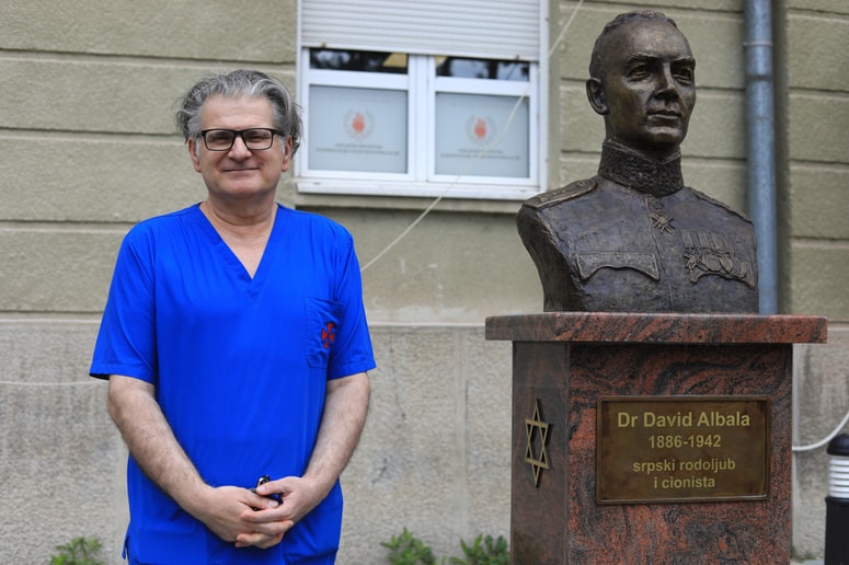 Nekdo je streljal v okno spalnice Dragana Milića. 