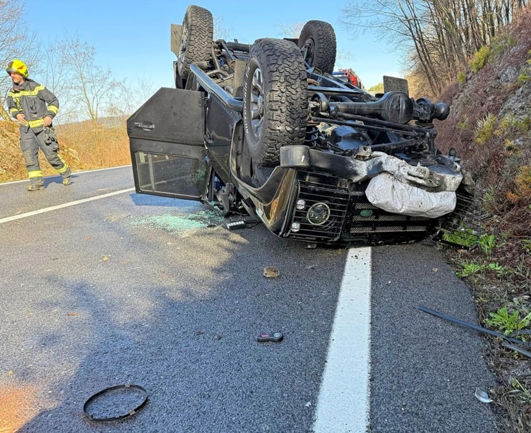 Nad Račicami je hrvaški voznik končal z avtom na strehi.