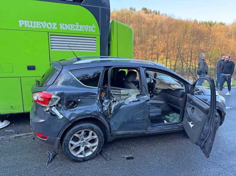 Pri Gornji Bitnji je včeraj zjutraj voznica z avtom ostala "v sendviču" med tovornjakom in avtobusom.