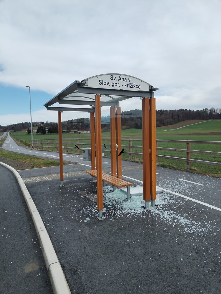 Glavna fotografija članka:(FOTO) Med Lenartom in Sveto Ano v Slovenskih goricah uničil šest avtobusnih postajališč