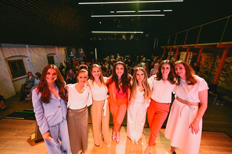 Womanly Seasonal sta avtorici Neva Robnik Čuček in Darja Furek predstavili v družbi žensk, prijateljica, z njima je bila tudi pevka Maja Keuc.

