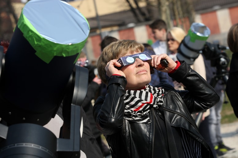 Sonce je varno opazovati le skozi za to pripravljene solarne filtre.