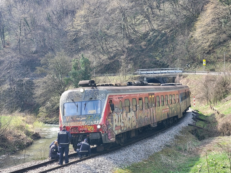Glavna fotografija članka:(FOTO) Potniški vlak v Šmartnem ob Paki naletel na železniške pragove in obtičal v predoru