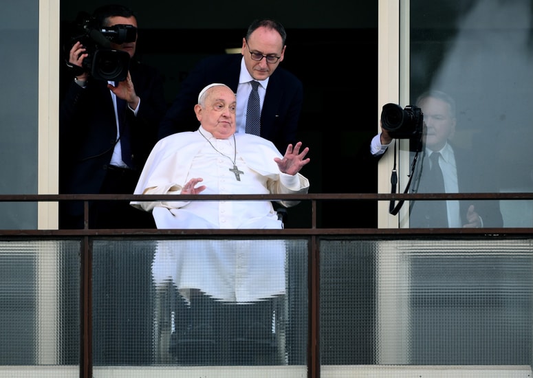 Papež pri odhodu iz bolnišnice pred dobrim tednom. 