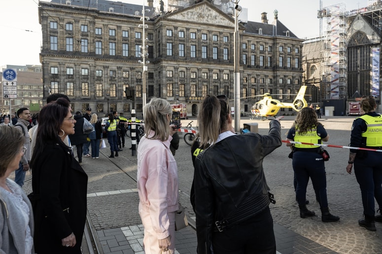 Glavna fotografija članka:(VIDEO in FOTO) V napadu z nožem v središču Amsterdama več ranjenih, zdravniško pomoč potreboval tudi napadalec
