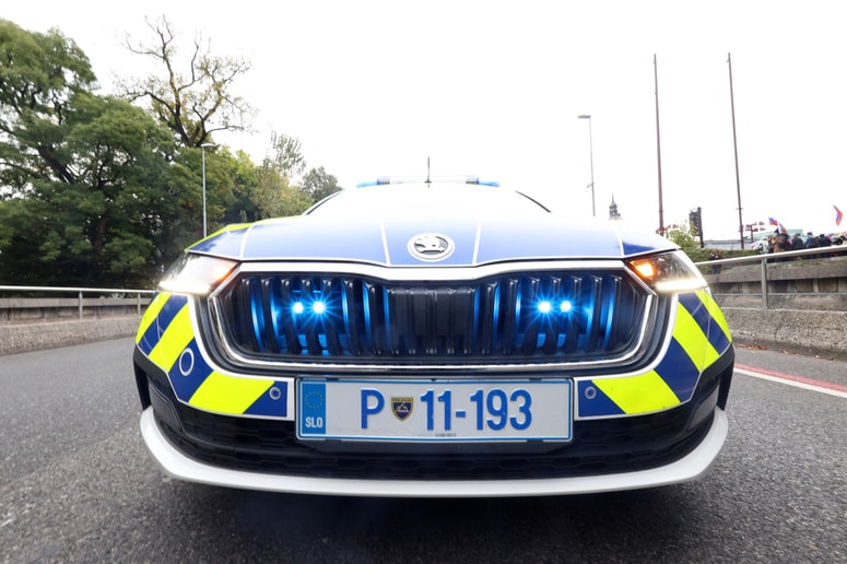 Voznik sprva ni ustavil policistom.