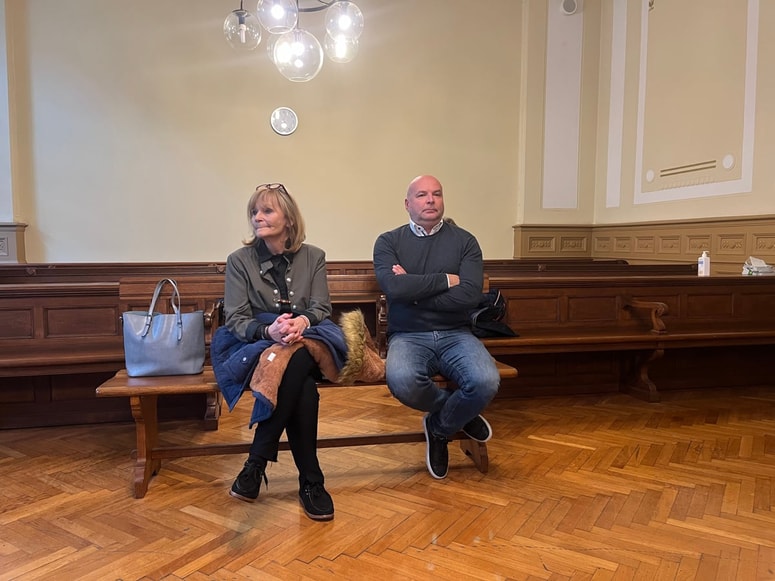 Obtožena očitke, da sta oškodovance naklepno naplahtala, zavračata. 