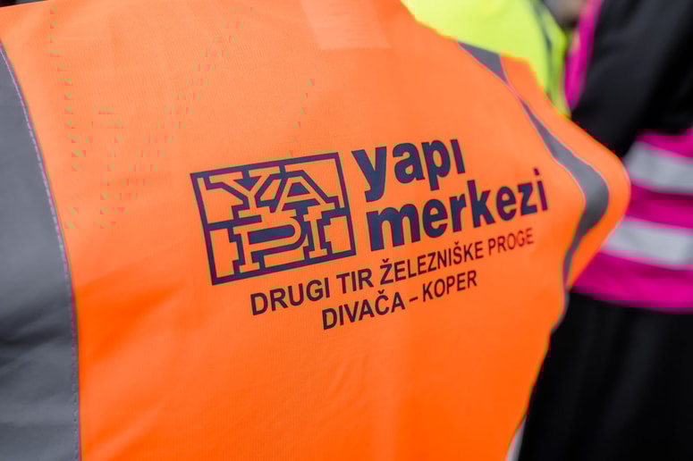 Medtem ko številni upniki čakajo in upajo na dogovor s Turki o plačilu neporavnanih obveznosti, je prvi med njimi izkoristil priložnost in začel z rubežem njihovega premoženja. 