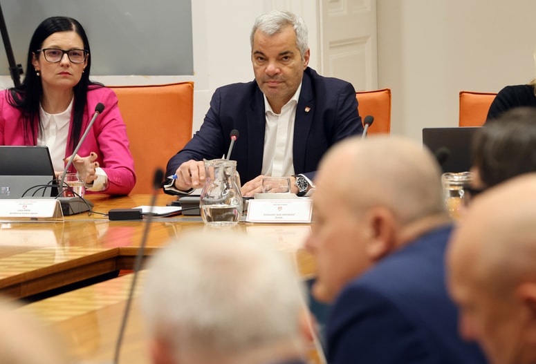 Morda bi bilo bolje, da bi se mestna uprava bolj kot v širitev con 30 na vso moč usmerila v izboljšanje uporabniške izkušnje, ki je bistvena tako za privlačnost javnega prevoza kot tudi kolesarjenja. 