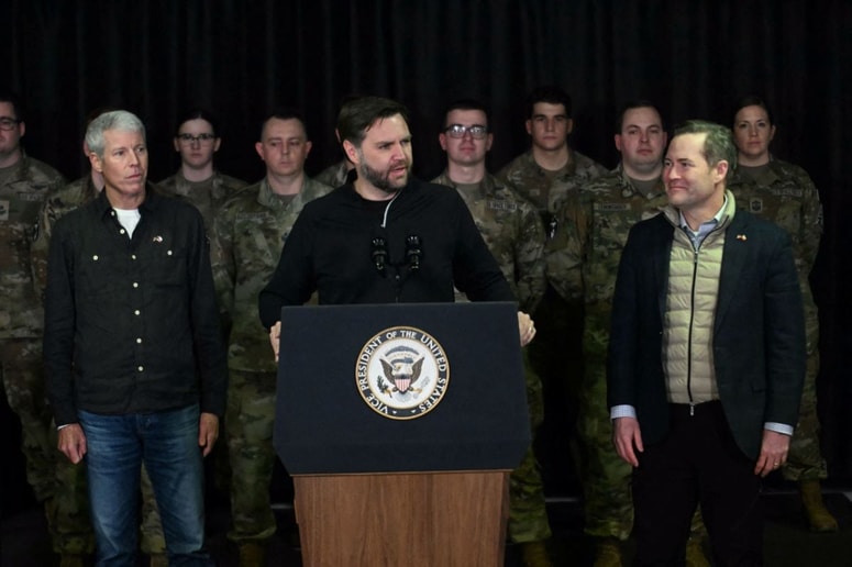 Mike Waltz (desno), ko je na Grenlandijo pred dnevi odpotoval ameriški podpredsednik JD Vance (v sredini).