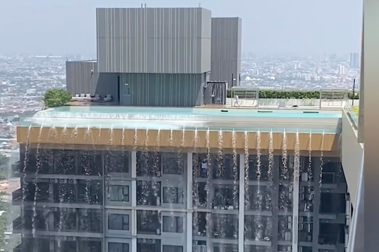 Potres je zanihal nebotičnike, voda iz bazenov se je prelila čez rob in stekla po fasadah. 