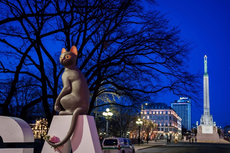 Film Valovanje postaja pravi evropski kulturni fenomen. V domači Rigi so črni mački že postavili častni kip pri vhodu v mesto.