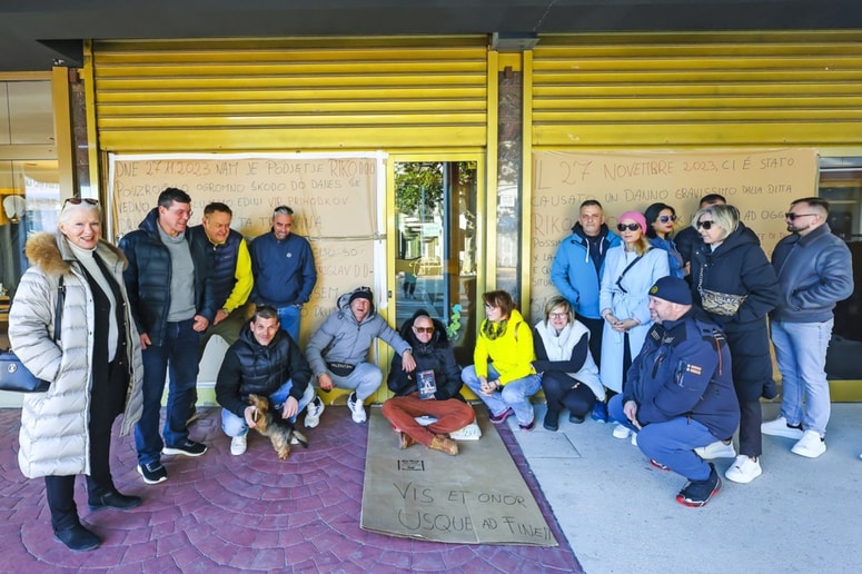 Arben Seli (sedi v sredini) je pred več kot mesecem dni gladovno stavkal, podporniki pa so ga pri tem podpirali.