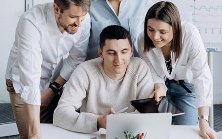 Glavna fotografija članka:Stres, roki, pritiski. Pozitivno presenetite (so)delavce zdaj, ko to najmanj pričakujejo – in najbolj potrebujejo.